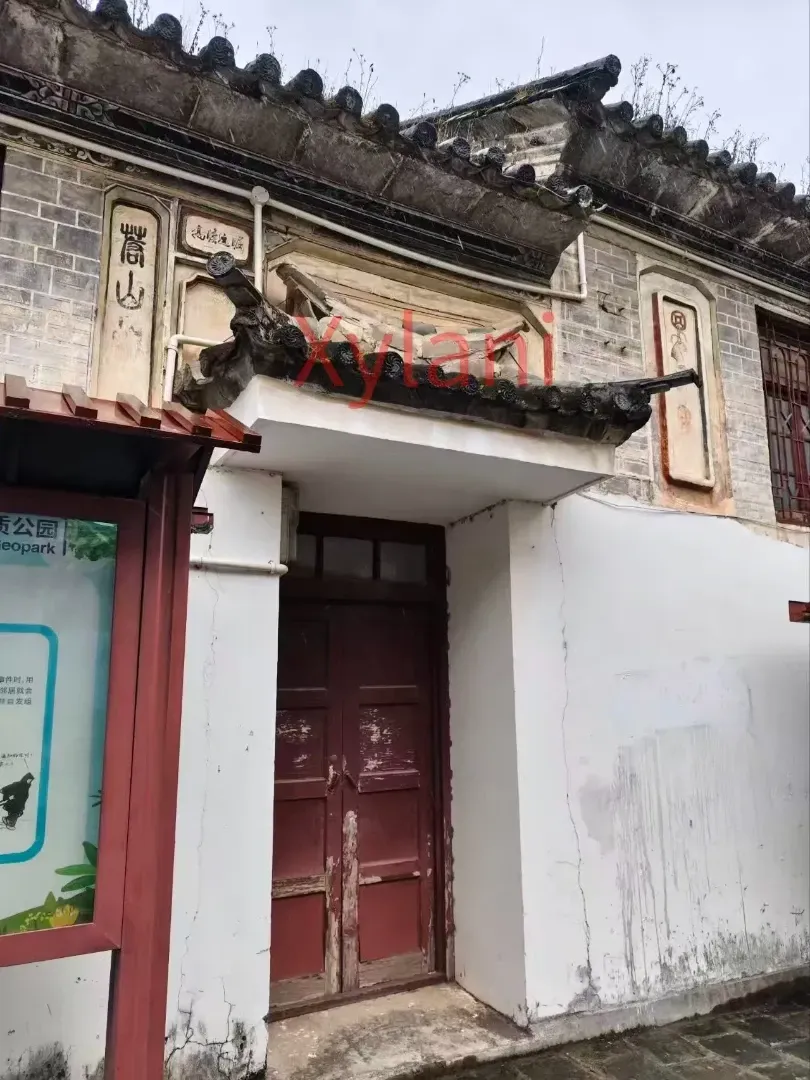Old eaves along the street