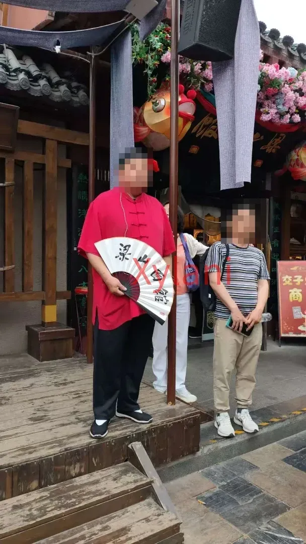 Customer solicitation at the entrance
